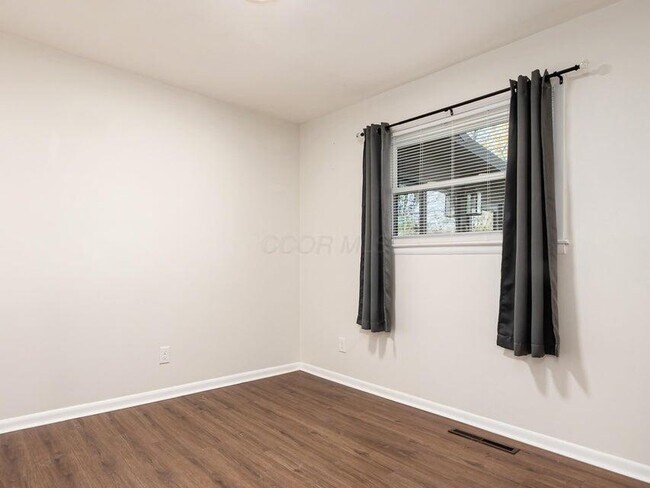 Building Photo - 1543 S Hamilton Rd