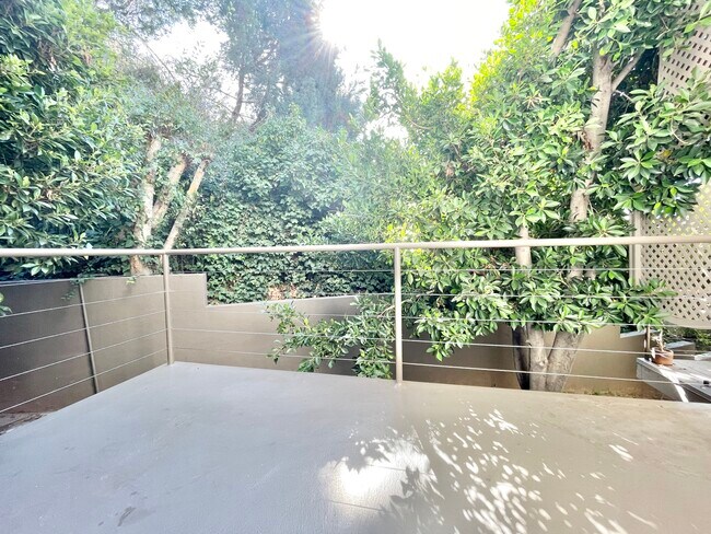 Building Photo - 2100 Griffith Park Blvd