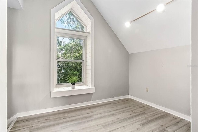 Building Photo - 754 N Westmoreland Dr