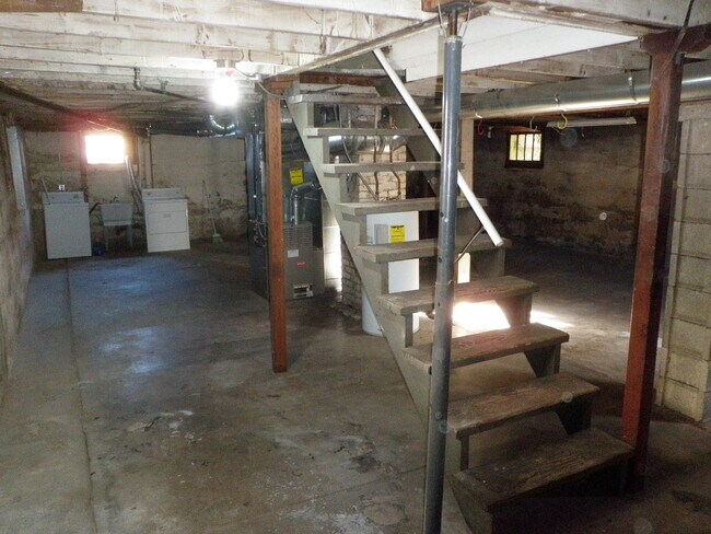 Building Photo - 5046 NE Mallory Ave