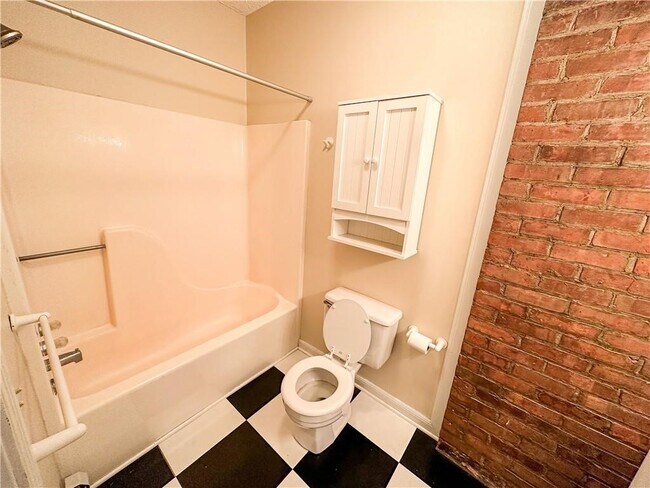 Building Photo - 113 Comfort St