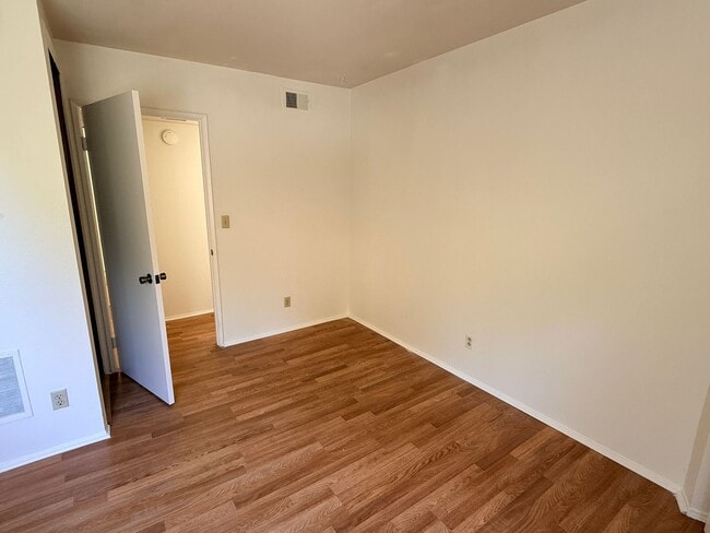 Building Photo - Bright 2 Bedroom Condo with Fireplace, Washer/Dryer, and 1/2 a mile to USD