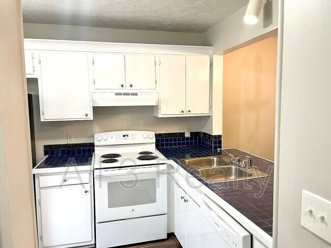 Building Photo - 210 Sheraton Ct