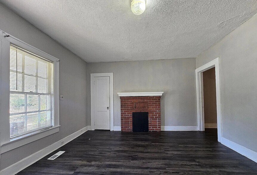 Building Photo - 2483 Beech Ave