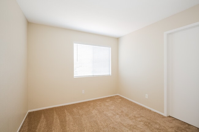 Building Photo - 1575 Bent Arrow Dr