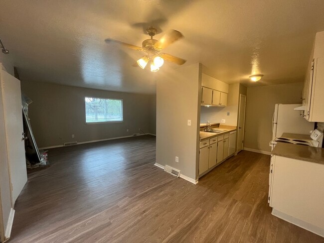 Building Photo - 3 bed 2 bath townhouse - Great Location