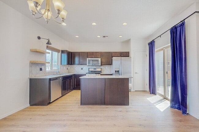 Building Photo - 3 bedroom, 2 1/2 Bath Pulte Ocotillo Model Home