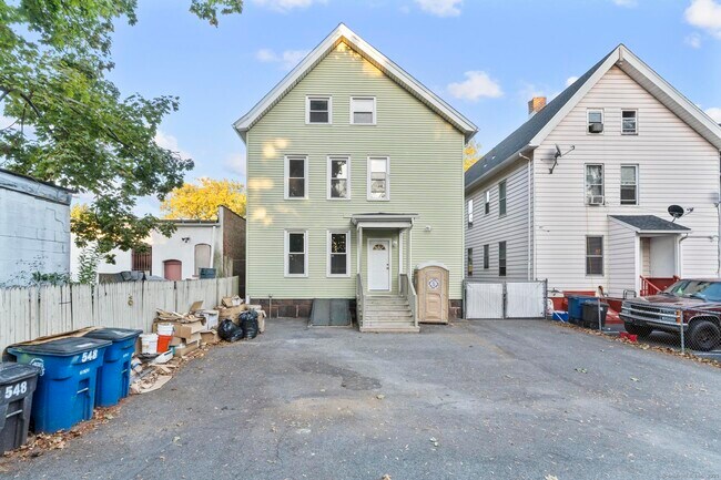 Building Photo - 548 Ferry St