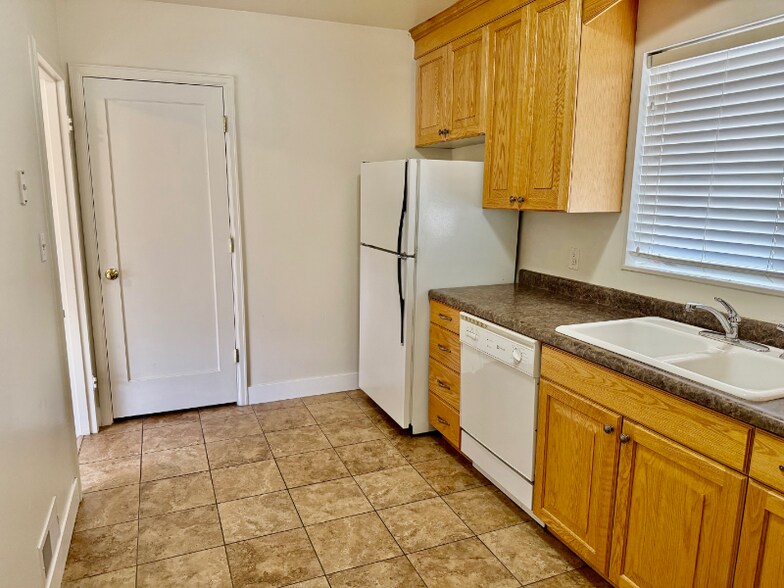 Building Photo - 2546 S 1700 E