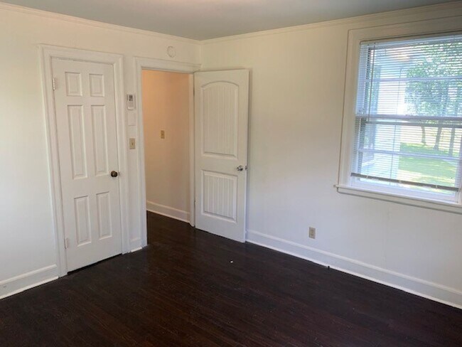 Building Photo - Charming 2 Bedroom Cottage in Green hills