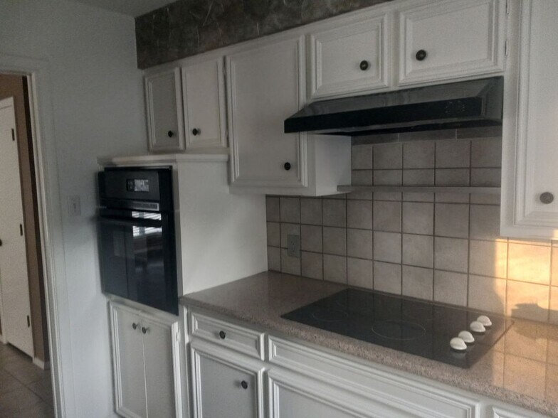 Building Photo - 5003 Ledgestone Dr
