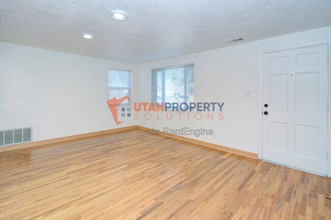 Building Photo - 860 Vics Rd
