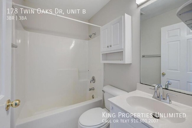 Building Photo - 178 Twin Oaks Dr