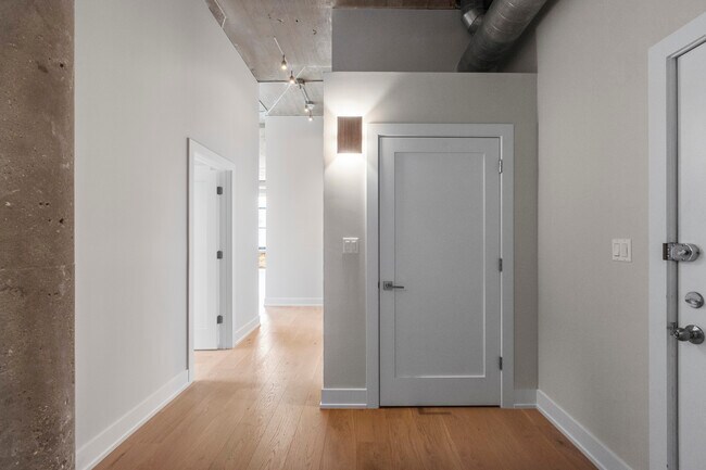 Building Photo - 17 S Loomis St