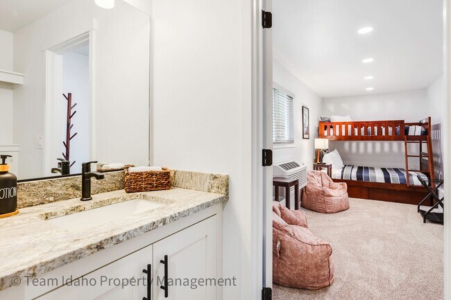 Building Photo - Fully furnished and stocked Single Level H...