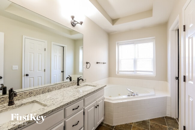 Building Photo - 819 Trailway Dr