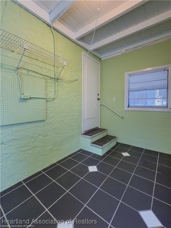 Building Photo - 2384 Lakeview Dr