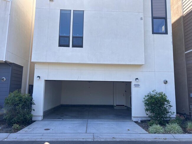 Building Photo - 1010 Mud Pie Ln