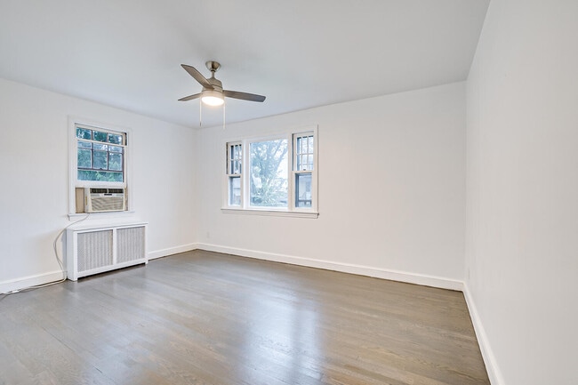 Building Photo - 64 Boltin St