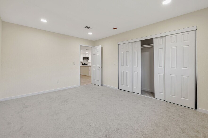 Building Photo - 6941 Golf View Dr