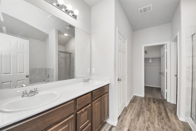 Building Photo - 2214 Welborn Dr