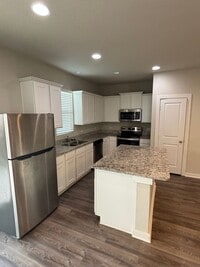 Building Photo - Lovely Townhome NW SA