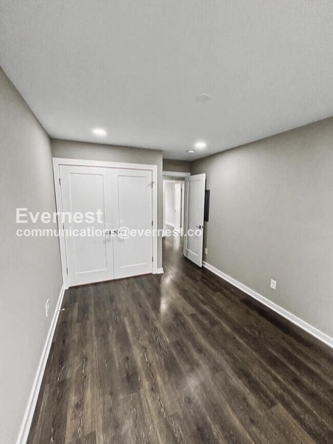 Building Photo - Limited Time Special Offer! / 3 Bed/2.5 Bath Townhome with Off-Street Parking / Pet-Friendly / Av...