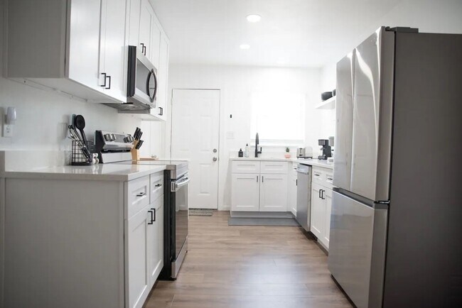 Building Photo - Fully Renovated 1x1 in amazing location!