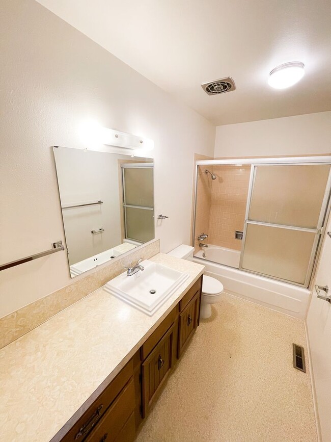 Building Photo - 3 Bedroom, 2 Bath