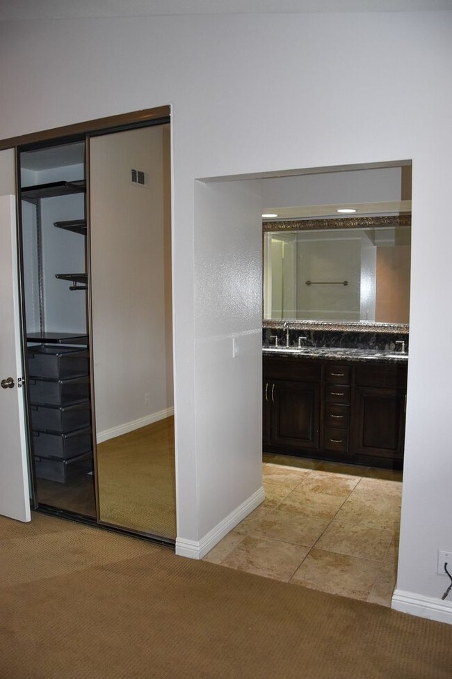 Building Photo - 3 Bedroom 2.5 Bath Hampton Court Condo Nea...