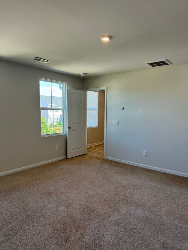 Building Photo - Price & Location!