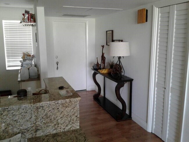 Building Photo - 3051 S Palm Aire Dr