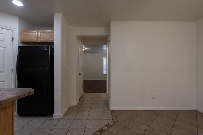 Building Photo - Hidden Valley Townhome For Rent!