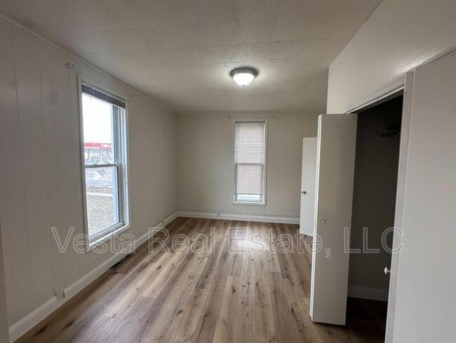 Building Photo - 1211 W Market St