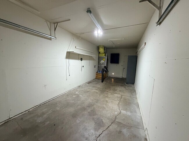 Building Photo - Reno Duplex - 1 Pet Friendly, Garage, Dishwasher, Washer/Dryer Hookups, Central A/C