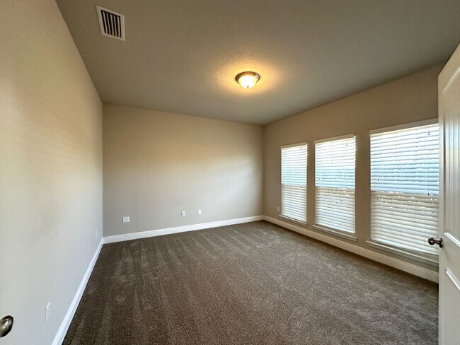 Building Photo - Gorgeous & Spacious