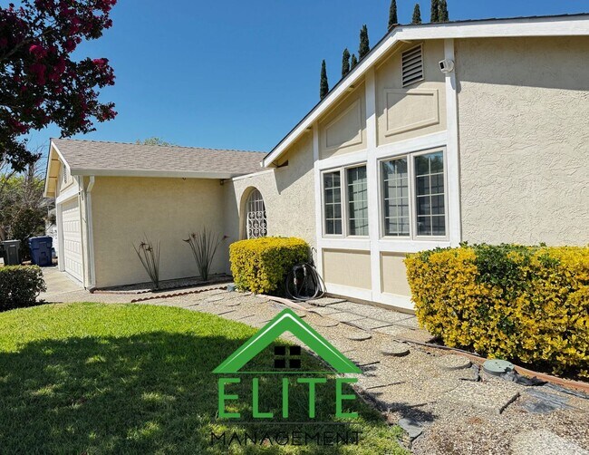 Building Photo - Charming 3?Bed/2?Bath Rosemont Ranch — Mod...