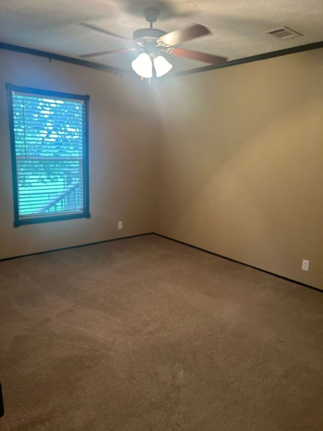 Building Photo - Nice 4 bedroom, 2 bath home with beautiful...