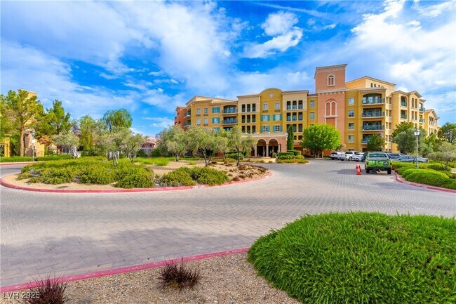 Primary Photo - 30 Strada Di Villaggio