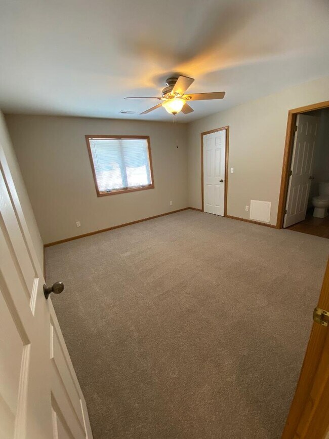 Building Photo - 1451 Summit St