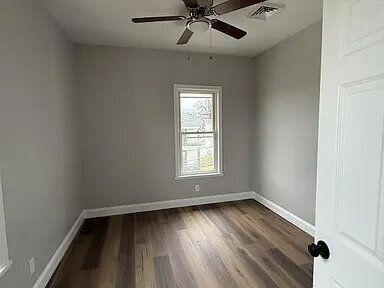Building Photo - This stunning apartment on the 3rd floor boasts 3 bedrooms, 1 bathroom.