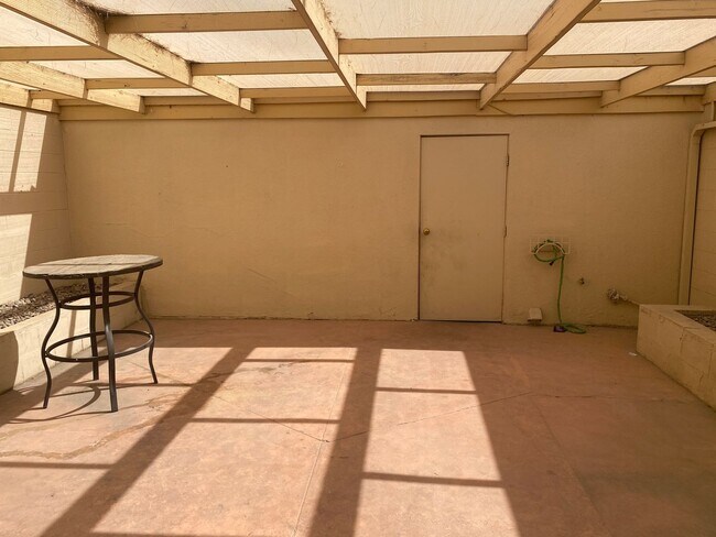 Building Photo - Townhome featuring a vintage floor plan