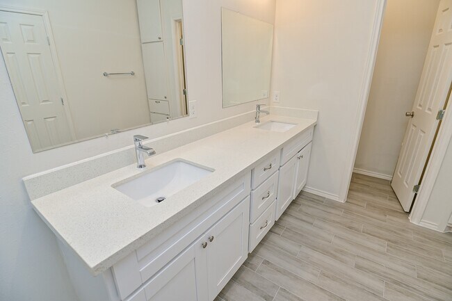 Building Photo - 1110 Louise St