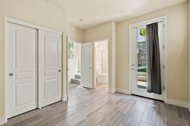 Building Photo - VERSATILE LUXURY LIVING IN RIVERMARK CORNE...