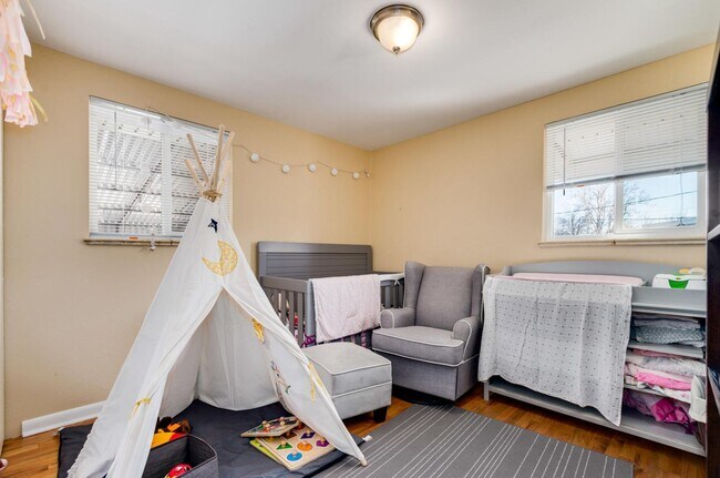 Building Photo - Roomy Sunnyside Duplex with Finished Basement in a Prime Location