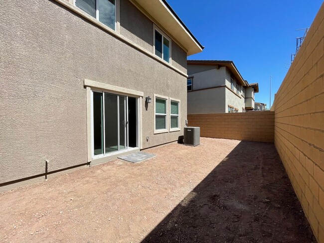 Building Photo - BEUTIFUL 3 BED 2.5 BATH 2 CAR GARAGE TOWNH...