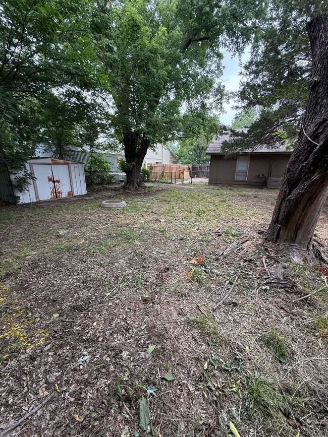 Building Photo - 2 Bed 1 Bath West Side Duplex