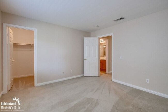Building Photo - Gorgeous 4Bdm 2.5Ba Two-Story Home in San ...