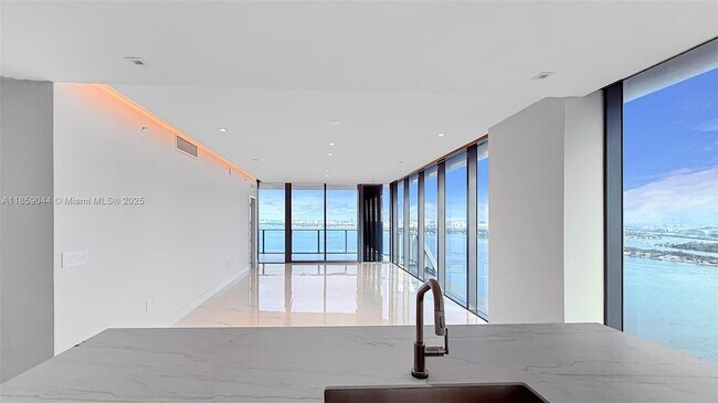 Building Photo - 700 NE 24th St