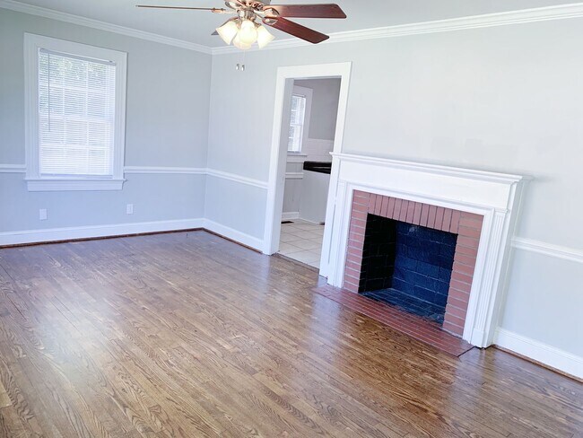 Building Photo - 3 Bedrooms 2 Full Bathrooms with fenced in...